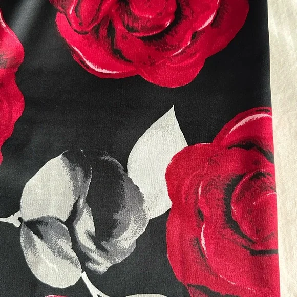 White House Black Market Red Floral Pencil Skirt - Picture 5 of 5
